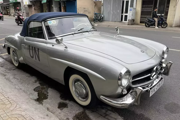 Nói về đam mê sưu tập xe của ông Đặng Lê Nguyên Vũ, trong vài tháng trở lại đây ông ưu tiên săn đón nhiều mẫu xe cổ nhiều hơn là siêu xe, đơn cử như 1 chiếc xe Mercedes-Benz 190 SL cực hiếm vừa mới được doanh nhân này cầm lái xuống đường.