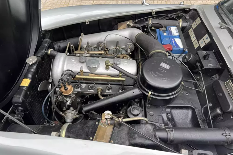 Chiếc xe có sẵn dưới dạng mui mềm hoặc mui cứng có thể tháo rời. Một ghế ngang nhỏ cho hành khách thứ ba là tùy chọn. Trong những năm đầu tiên, 190 SL có sẵn dưới dạng mẫu xe đua thể thao với kính chắn gió bằng nhựa perspex nhỏ và ghế xô bọc da một mảnh kiểu Spartan cùng cửa nhôm. Năm 1959, cửa sổ sau của mui cứng được mở rộng.