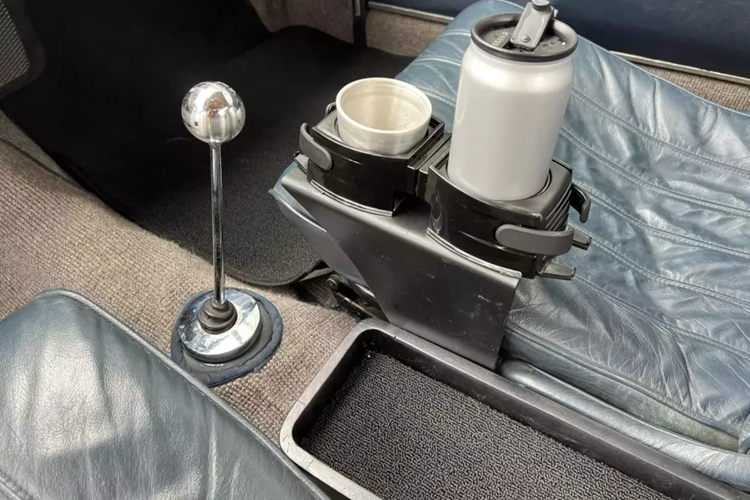 Thay vì khung gầm ống W198 chuyên dụng đắt tiền của 300 SL, cấu trúc R121 của 190 SL sử dụng sàn xe đơn nhất được rút ngắn được sửa đổi từ xe saloon cơ sở W121.