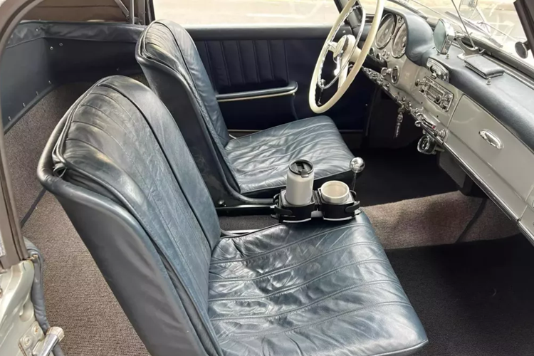 190 SL là xe mui trần hạng sang hai cửa do Mercedes-Benz sản xuất từ tháng 5/1955 đến tháng 2/1963. Được gọi nội bộ là W121, xe lần đầu tiên được trưng bày dưới dạng nguyên mẫu tại Triển lãm ô tô New York năm 1954 và có tùy chọn mui cứng có thể tháo rời.