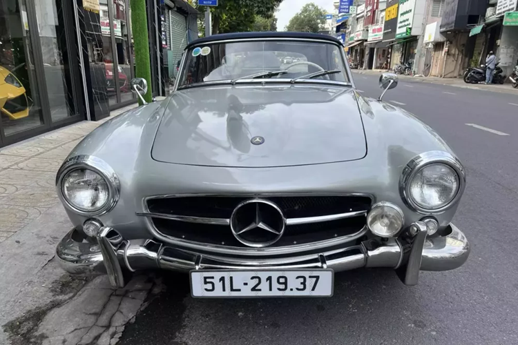 Chiếc Mercedes-Benz 190 SL thứ 2 được ông Đặng Lê Nguyên Vũ cầm lái ra đường có nội thất khá nguyên bản, các ghế ngồi cũng đã chịu tác động không nhỏ bởi thời gian, xe cũng không được độ thêm máy lạnh, nhưng bắt buộc gấn thêm hộc đựng cốc và gạt tàn xì gà, 2 thứ không thể thiếu trên các xe sẽ được "vua cà phê" Việt Nam hay cầm lái ra đường.