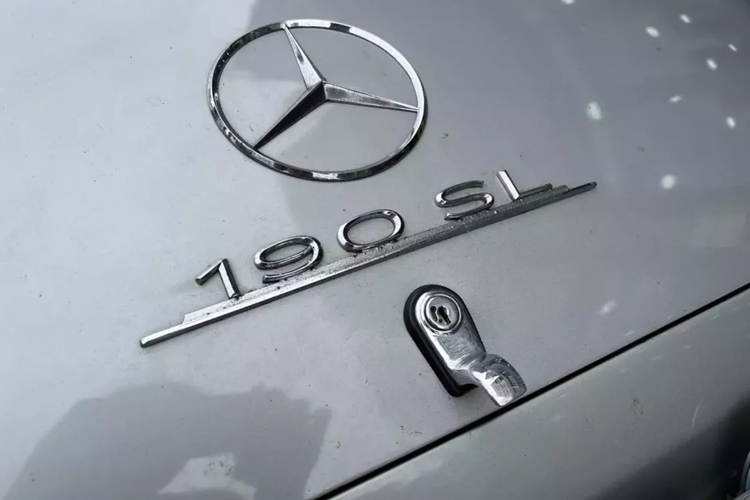 Xe thể thao Mercedes-Benz 190 SL mui trần được trang bị khối động cơ 4 xi-lanh thẳng hàng SOHC nạp khí tự nhiên, dung tích 1.9 lít, trái tim này dựa trên động cơ của huyền thoại cửa cánh chim Mercedes-Benz 300 SL nhưng bị bỏ bớt đi 2 xi-lanh.