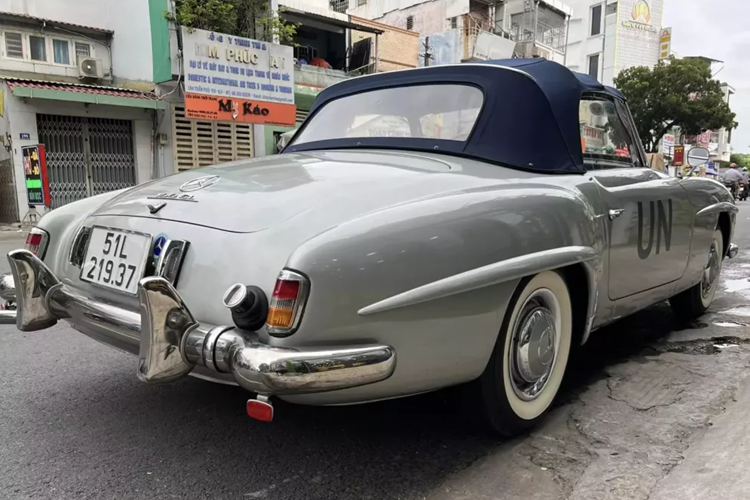 Sức mạnh này trên xe Mercedes-Benz 190 SL sẽ sản sinh công suất tối đa 104 mã lực và mô-men xoắn cực đại 142 Nm. Hệ truyền động của xe bao gồm hộp số sàn 4 cấp và dẫn động cầu sau. Với hệ động lực này, Mercedes-Benz 190 SL có thể đạt tốc độ tối đa 171 km/giờ.