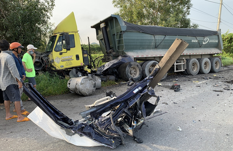 Va chạm xe đầu kéo, ô tô 7 chỗ lao xuống ruộng, tài xế tử vong - Hình 2 Va cham xe dau keo, o to 7 cho lao xuong ruong, tai xe tu vong-Hinh-2