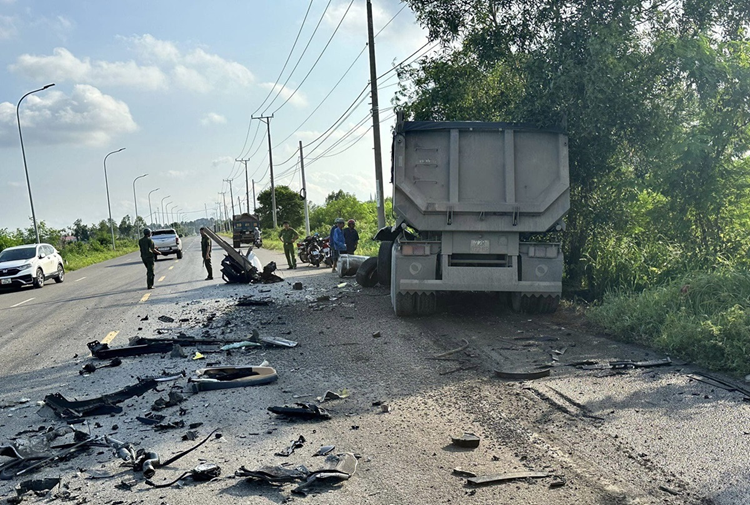 Va chạm xe đầu kéo, ô tô 7 chỗ lao xuống ruộng, tài xế tử vong Va cham xe dau keo, o to 7 cho lao xuong ruong, tai xe tu vong