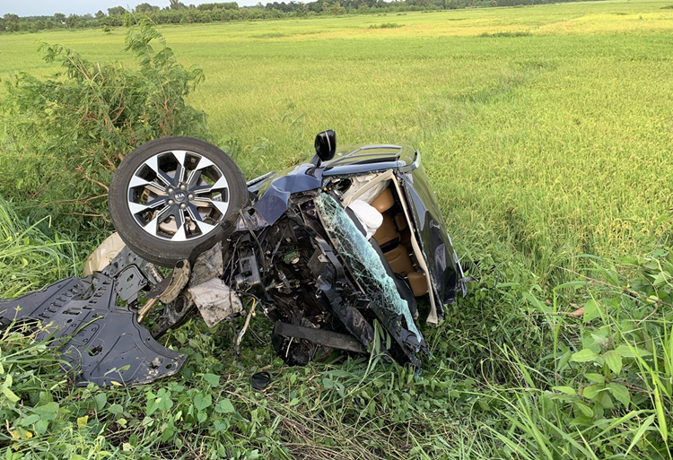 Va chạm xe đầu kéo, ô tô 7 chỗ lao xuống ruộng, tài xế tử vong - Hình 3 Va cham xe dau keo, o to 7 cho lao xuong ruong, tai xe tu vong-Hinh-3