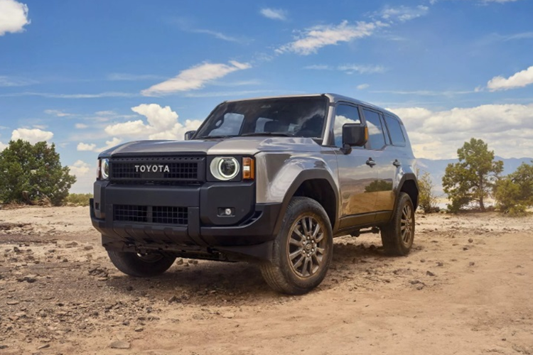 Theo tư vấn bán hàng, Toyota Land Cruiser Prado 2024 tại Việt Nam sẽ có giá dao động trên dưới 3 tỷ đồng. Nếu khách hàng muốn nhận xe sớm phải chi thêm khoảng 500 triệu đồng hoặc có thể tăng từ 700 - 800 triệu tùy vào độ khan hiếm của xe.