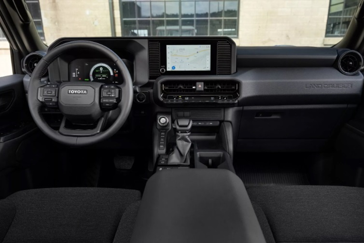 Mẫu xe SUV Toyota Land Cruiser Prado 2024 sở hữu ngoại hình vuông vức, nam tính. Xe gây ấn tượng với đèn pha LED dạng tròn hoặc đèn chữ nhật tùy phiên bản. Đèn hậu vuông vức hai bên góc đuôi xe.