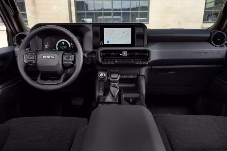 Mẫu xe SUV Toyota Land Cruiser Prado 2024 sở hữu ngoại hình vuông vức, nam tính. Xe gây ấn tượng với đèn pha LED dạng tròn hoặc đèn chữ nhật tùy phiên bản. Đèn hậu vuông vức hai bên góc đuôi xe.