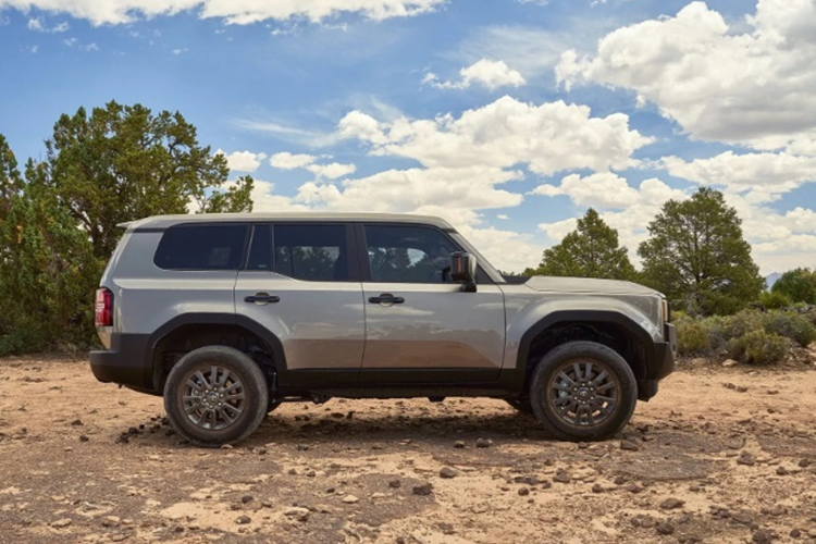 Lô xe đầu tiên chủ yếu sẽ là màu đen còn màu trắng số lượng sẽ hạn chế hơn. Để dễ dàng phân biệt với LC300 và Land Cruiser đang bán trên thị trường, Toyota Land Cruiser Prado 2024 khi phân phối tại Việt Nam khả năng sẽ được đổi tên thành Land Cruiser LC250.