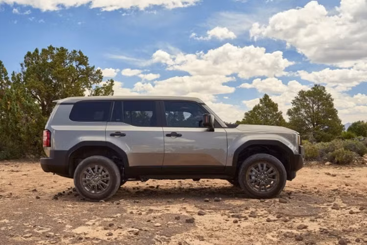 Lô xe đầu tiên chủ yếu sẽ là màu đen còn màu trắng số lượng sẽ hạn chế hơn. Để dễ dàng phân biệt với LC300 và Land Cruiser đang bán trên thị trường, Toyota Land Cruiser Prado 2024 khi phân phối tại Việt Nam khả năng sẽ được đổi tên thành Land Cruiser LC250.