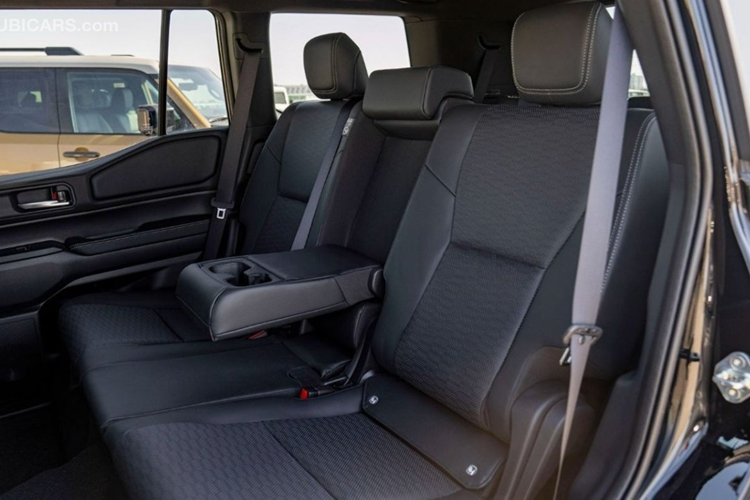 Điều đặc biệt là cửa sau có thể mở hai phần: phần kính có thể mở riêng, hoặc mở cả cửa hậu như thông thường.