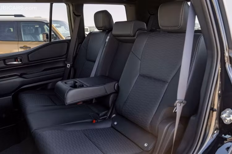 Điều đặc biệt là cửa sau có thể mở hai phần: phần kính có thể mở riêng, hoặc mở cả cửa hậu như thông thường.