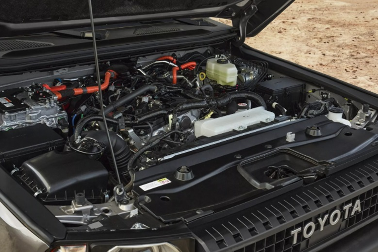 Về nội thất, xe được trang bị các tiện ích như: bảng đồng hồ kỹ thuật số, màn hình cảm ứng trung tâm 12.3 inch, HUD, hệ thống âm thanh 14 loa, gương chiếu hậu kỹ thuật số, cửa sổ trời, sạc điện thoại không dây, khởi động máy bằng nút bấm, phanh tay điện tử và tự động giữ phanh tạm thời,...