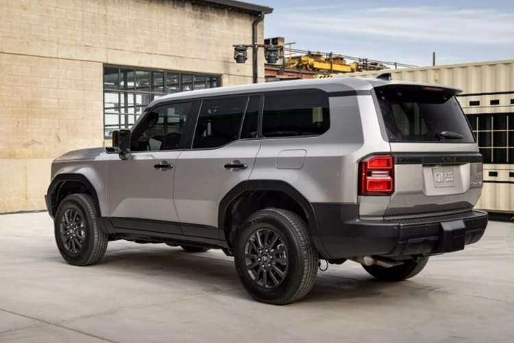 Cung cấp sức mạnh cho Land Cruiser Prado 2024 sắp bán tại Việt Nam có thể là động cơ 2.4L tăng áp cho công suất 276 mã lực và mô-men xoắn 430 Nm. Động cơ đi cùng hộp số tự động 8 cấp và hệ dẫn động 2 cầu.