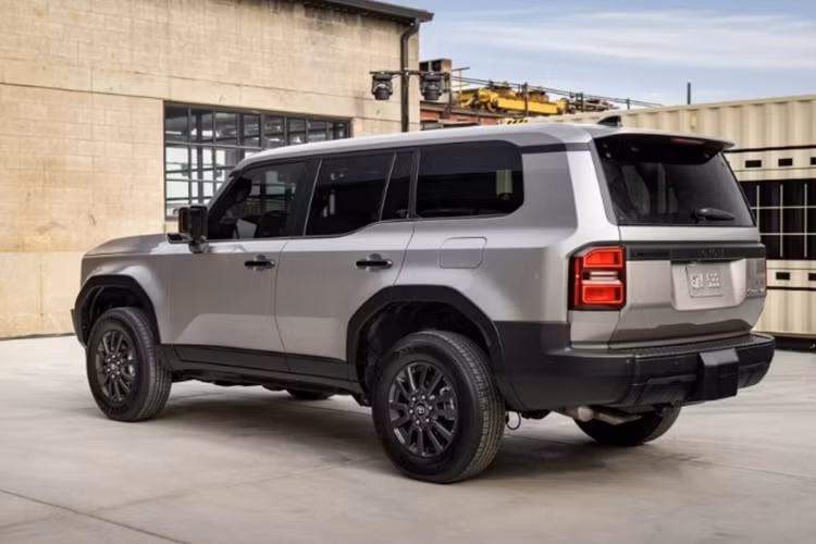 Cung cấp sức mạnh cho Land Cruiser Prado 2024 sắp bán tại Việt Nam có thể là động cơ 2.4L tăng áp cho công suất 276 mã lực và mô-men xoắn 430 Nm. Động cơ đi cùng hộp số tự động 8 cấp và hệ dẫn động 2 cầu.