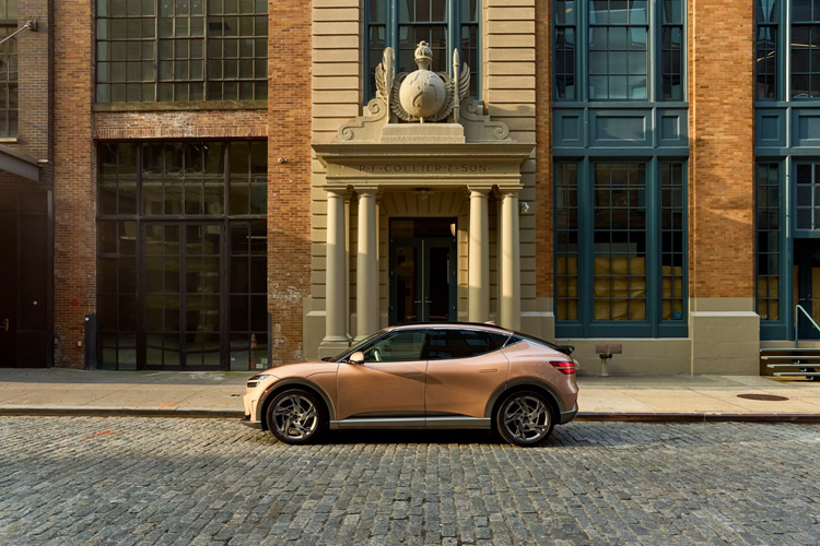 Cung cấp sức mạnh cho chiếc GV60 Performance AWD hàng đầu là hai động cơ có công suất tổng hợp là 429 mã lực và mô-men xoắn cực đại 700 Nm. Phạm vi hoạt động của biến thể hàng đầu này là 378 km mỗi lần sạc.