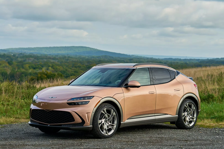 Cả hai mẫu xe đều được trang bị bộ mâm xe 19 inch tiêu chuẩn và trong khi phiên bản RWD Tiêu chuẩn có thể đi được quãng đường lên tới 473 km sau một lần sạc. Phiên bản AWD Tiêu chuẩn được giới hạn ở mức 425 km mỗi lần sạc.