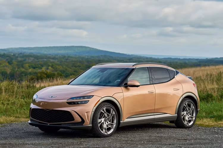 Cả hai mẫu xe đều được trang bị bộ mâm xe 19 inch tiêu chuẩn và trong khi phiên bản RWD Tiêu chuẩn có thể đi được quãng đường lên tới 473 km sau một lần sạc. Phiên bản AWD Tiêu chuẩn được giới hạn ở mức 425 km mỗi lần sạc.