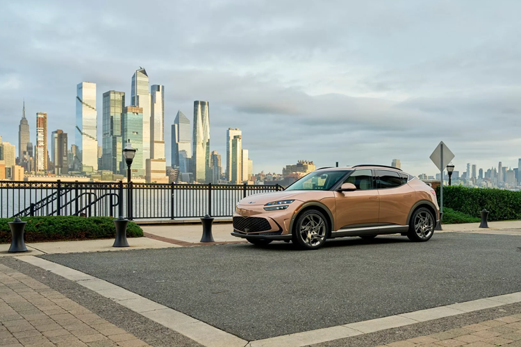 Phiên bản AWD cao cấp hơn có cùng hệ truyền động 314 mã lực nhưng được trang bị tốt hơn, đi kèm với ghế da có sưởi và thông gió, vô lăng có sưởi, màn hình quan sát xung quanh, Hỗ trợ đỗ xe thông minh từ xa, sạc xe khi tải và hệ thống âm thanh cao cấp Bang&amp;Olufsen và mẫu xe này có khả năng di chuyển khoảng 399 km mỗi lần sạc.