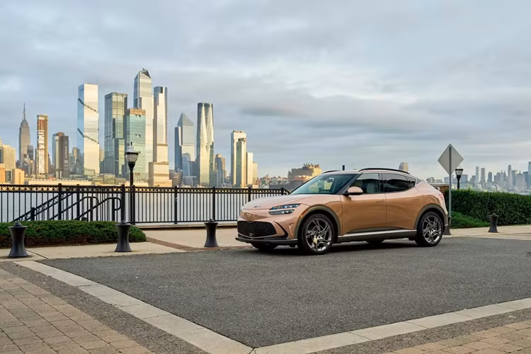 Phiên bản AWD cao cấp hơn có cùng hệ truyền động 314 mã lực nhưng được trang bị tốt hơn, đi kèm với ghế da có sưởi và thông gió, vô lăng có sưởi, màn hình quan sát xung quanh, Hỗ trợ đỗ xe thông minh từ xa, sạc xe khi tải và hệ thống âm thanh cao cấp Bang&amp;Olufsen và mẫu xe này có khả năng di chuyển khoảng 399 km mỗi lần sạc.