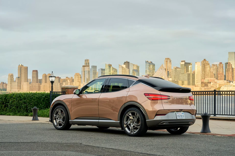 Hai phiên bản cao cấp hơn của GV60 là AWD nâng cao và AWD hiệu suất, có giá lần lượt là 62.250 USD và 71.250 USD, cả hai đều tăng 350 USD so với năm ngoái.