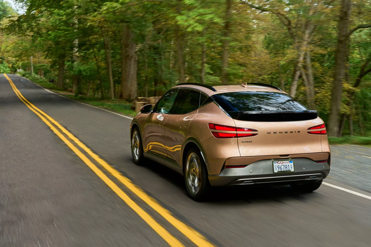 Đối với phiên bản Genesis GV60 RWD tiêu chuẩn và AWD tiêu chuẩn, xe được trang bị bộ ghế bọc da với chức năng sưởi ở hàng ghế trước, Kiểm soát hành trình thông minh, Hỗ trợ giới hạn tốc độ thông minh, Hỗ trợ lái xe trên đường cao tốc, điều hòa khí hậu hai vùng, gương chiếu hậu chỉnh điện, bệ cửa bằng nhôm tấm, xác thực dấu vân tay và Apple CarPlay và Android Auto.