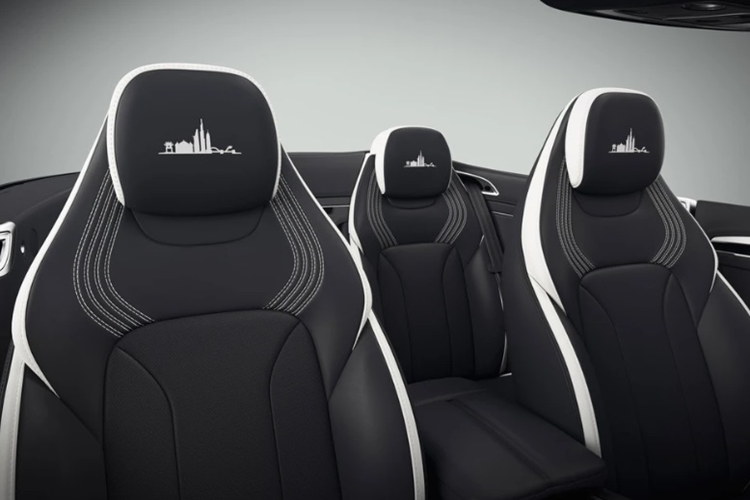 Xe có khả năng tăng tốc 0-100 km/h trong 4,1 giây, tốc độ tối đa 318 km/h. Ngoài ra, Bentley Việt Nam còn mang đến mẫu sedan cao cấp Flying Spur V8, bao gồm phiên bản Crystal Edition và Black Satin Edition với các màu sơn đặc biệt đen Black Crystal và đen Black Satin.