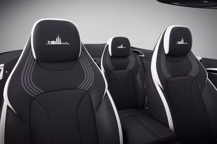 Xe có khả năng tăng tốc 0-100 km/h trong 4,1 giây, tốc độ tối đa 318 km/h. Ngoài ra, Bentley Việt Nam còn mang đến mẫu sedan cao cấp Flying Spur V8, bao gồm phiên bản Crystal Edition và Black Satin Edition với các màu sơn đặc biệt đen Black Crystal và đen Black Satin.