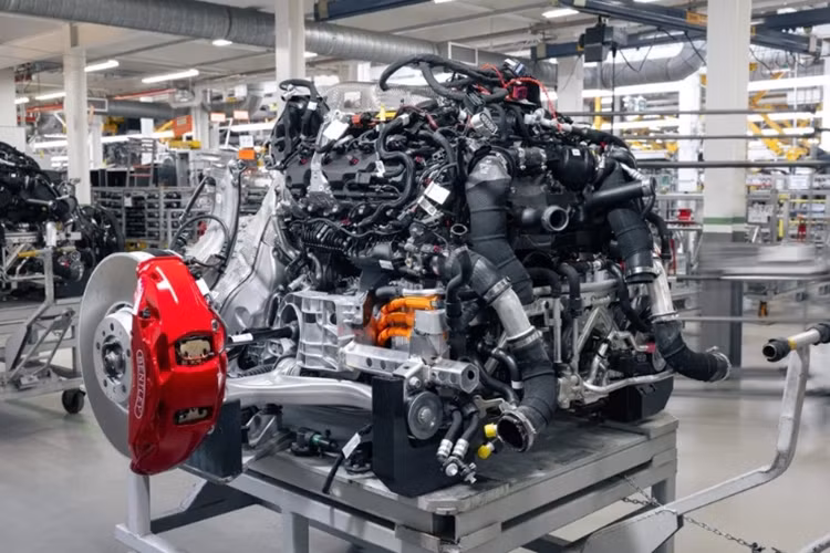 Tại thị trường Việt Nam, để kết thúc hành trình của khối động cơ V8 4.0L, đại lý chính hãng Bentley Hồ Chí Minh quyết định sẽ phân phối chính hãng những chiếc siêu xe độc bản cuối cùng trên 2 mẫu Bentley Continental GTC S V8 và Flying Spur V8.