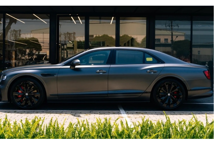 Bentley Flying Spur V8 tại Việt Nam cũng được trang bị động cơ V8 twin-turbo 4.0L, công suất 550 mã lực và mô-men xoắn 770 Nm. Xe có khả năng tăng tốc 0-100 km/h trong 4,1 giây, tốc độ tối đa 318 km/h.