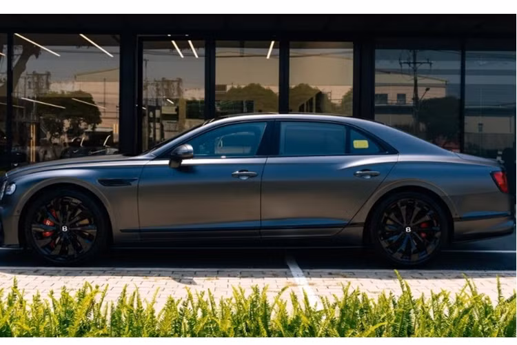 Bentley Flying Spur V8 tại Việt Nam cũng được trang bị động cơ V8 twin-turbo 4.0L, công suất 550 mã lực và mô-men xoắn 770 Nm. Xe có khả năng tăng tốc 0-100 km/h trong 4,1 giây, tốc độ tối đa 318 km/h.