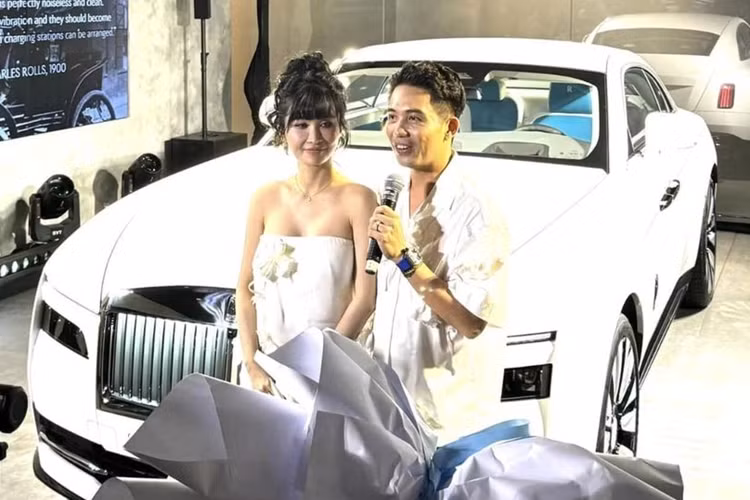 Tối hôm qua, ngày 30/6/2024 vừa qua, 1 sự kiện diễn ra ở quận 1, TPHCM đã nhanh chóng nhận được sự quan tâm của cộng đồng mạng, cụ thể, đó là việc ông Phạm Trần Nhật Minh, hay còn gọi Minh Nhựa nhận bàn giao Rolls-Royce Spectre.