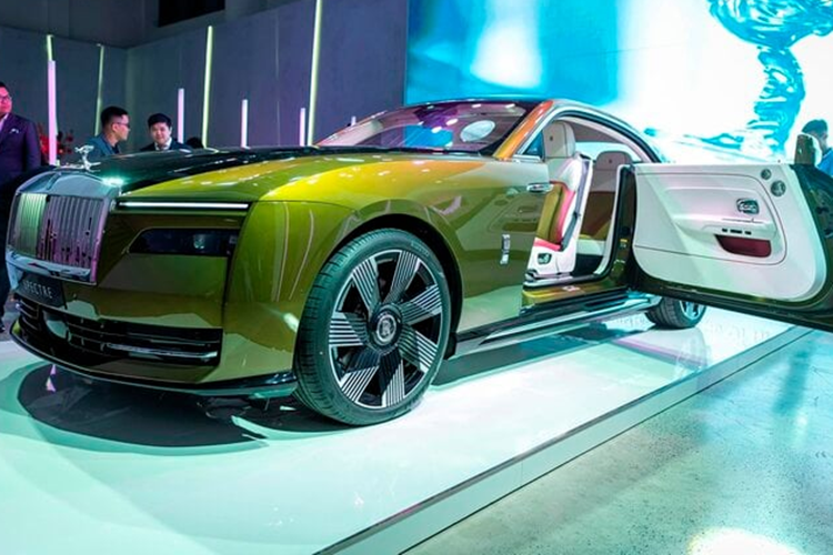 Rolls-Royce Spectre có giá từ 18 tỷ đồng tại Việt Nam, chưa bao gồm các tùy chọn thêm... Rất có thể, giá lăn bánh của xe Rolls-Royce Spectre đầu tiên ở nước ta phải trên 28 tỷ đồng.