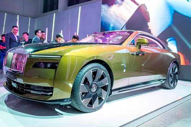 Rolls-Royce Spectre sở hữu động cơ điện, sản sinh ra công suất tối đa lên đến 577 mã lực và mô-men xoắn 900 Nm. Xe điện đầu tiên của Rolls-Royce có thời gian tăng tốc từ vị trí xuất phát lên 100km/h chỉ trong 4,4 giây trước khi đạt tốc độ tối đa giới hạn là 250 km/h.