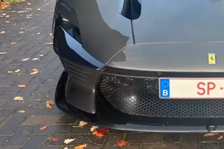 Hãng siêu xe Ferrari chỉ sản xuất giới hạn 599 chiếc Daytona SP3 trên toàn thế giới, trong đó, 499 khách hàng mua xe Ferrari Monza được đặt cách có vé mời đầu tiên và các nhà sưu tập này tất nhiên không thể từ chối, 100 suất còn lại dành cho các chủ nhân bộ sưu tập Ferrari nổi tiếng trên toàn cầu.