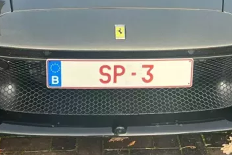 Thay vào đó, có 1 đơn vị chuyên biệt để gửi 599 chìa khóa đến các khách hàng, và đương nhiên, không ai dại gì lại gửi trả về cho hãng. Đã có nhiều chiếc xe Ferrari Daytona SP3 xuất hiện trên đường phố với các trang phục vàng, đỏ, tím, xanh dương, trắng... nhưng màu xám khá ít, mà nó lại còn đặc biệt hơn, khi biển số SP3 trùng tên Ferrari Daytona SP3.