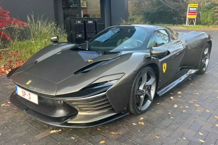 Giống với LaFerrari, SP3 sử dụng cửa mở cánh bướm với các khe thoát khi ấn tượng, kính chắn gió thiết kế hình vòm. Phần đuôi xe Ferrari Daytona SP3 gây ấn tượng với thiết kế gần giống một chiếc xe concept dải đèn LED nằm ngang tích hợp đèn hậu, cánh gió có thể đóng mở theo tốc độ và phía dưới có các bộ khuếch tán gió làm bằng sợi carbon.