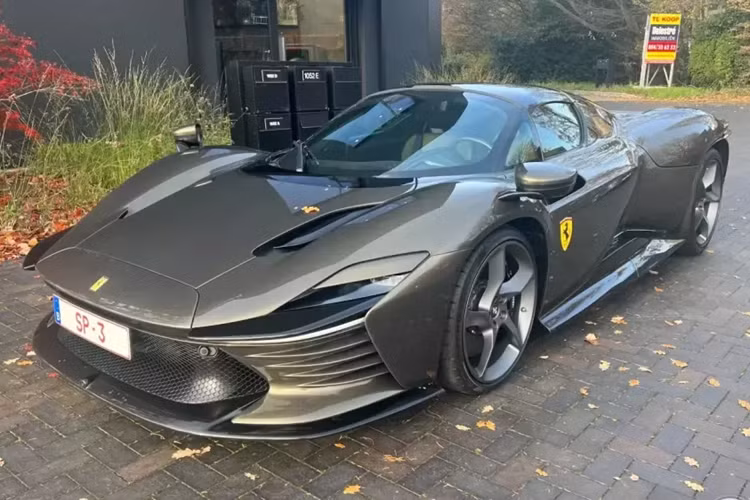 Giống với LaFerrari, SP3 sử dụng cửa mở cánh bướm với các khe thoát khi ấn tượng, kính chắn gió thiết kế hình vòm. Phần đuôi xe Ferrari Daytona SP3 gây ấn tượng với thiết kế gần giống một chiếc xe concept dải đèn LED nằm ngang tích hợp đèn hậu, cánh gió có thể đóng mở theo tốc độ và phía dưới có các bộ khuếch tán gió làm bằng sợi carbon.