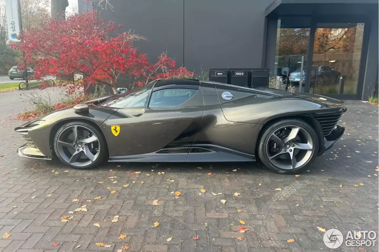 Nội công của xe Daytona SP3 sẽ được truyền tới hệ dẫn động cầu sau và hộp số ly hợp kép 8 cấp F1 với sự hỗ trợ của bộ vi sai chống trượt, nhờ đó, siêu phẩm hypercar mới nhất của nhà Ferrari tăng tốc từ vị trí xuất phát 100 km/h chỉ trong thời gian 2,85 giây.