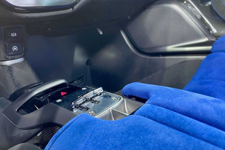 Ở phần đầu xe Daytona SP3 được hãng xe Ferrari trang bị bộ chia gió và cản trước rất ấn tượng gợi nhớ về 330 P4 của năm 1967 nhưng đã được tinh chỉnh lại với mũi xe thấp hơn, chắn bùn được làm rộng ra. Đèn pha LED có cấu trúc phức tạp và cơ chế bật lên, tấm chắn có thể đóng mở và còn có các đường lướt gió ngang.