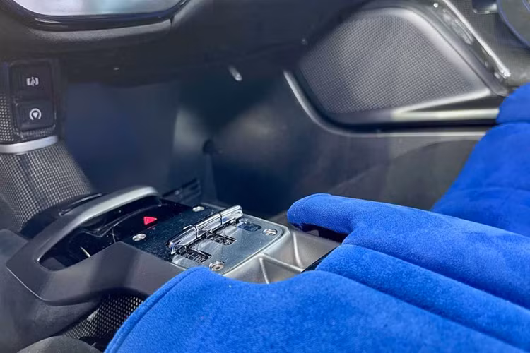 Ở phần đầu xe Daytona SP3 được hãng xe Ferrari trang bị bộ chia gió và cản trước rất ấn tượng gợi nhớ về 330 P4 của năm 1967 nhưng đã được tinh chỉnh lại với mũi xe thấp hơn, chắn bùn được làm rộng ra. Đèn pha LED có cấu trúc phức tạp và cơ chế bật lên, tấm chắn có thể đóng mở và còn có các đường lướt gió ngang.