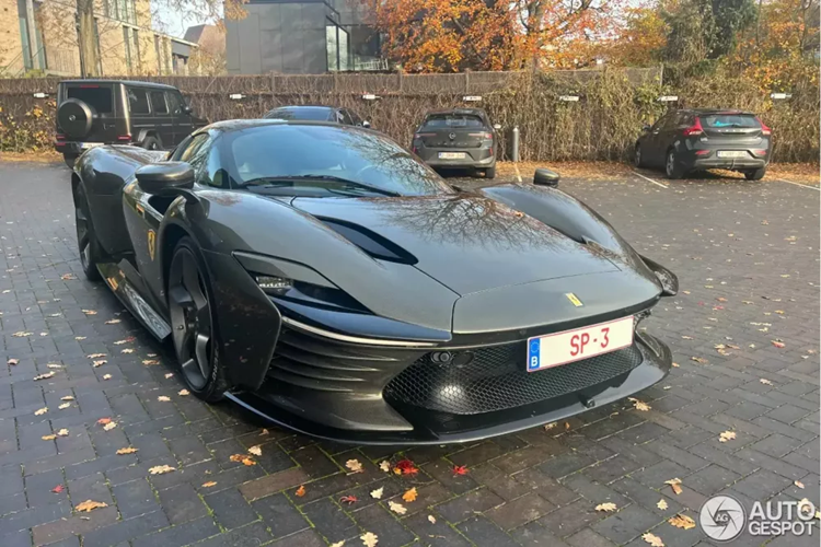 2 ống xả hình thang được đặt trên cao đủ sức hấp dẫn sẽ mang tới âm thanh dữ đội của động cơ V12. Ngoài ra, bộ la-zăng 5 chấu đi kèm lốp Pirelli P Zero Corsa được phát triển riêng cho Daytona SP3.