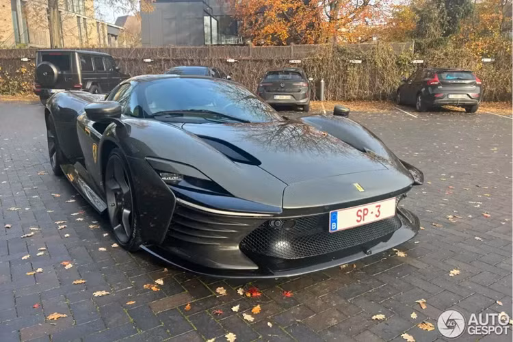 2 ống xả hình thang được đặt trên cao đủ sức hấp dẫn sẽ mang tới âm thanh dữ đội của động cơ V12. Ngoài ra, bộ la-zăng 5 chấu đi kèm lốp Pirelli P Zero Corsa được phát triển riêng cho Daytona SP3.