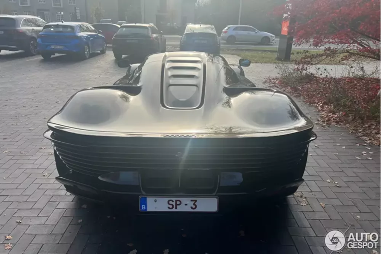 Khác với nhiều phiên bản xe giới hạn trước của Ferrari, Daytona SP3 là 1 siêu xe 2 trong 1, tức nó vừa là bản Coupe và còn là mui trần, nếu khách hàng tháo mui xe ra, đây là kiểu thiết kế chưa từng nhìn thấy trên 1 phiên bản xe giới hạn của Ferrari, giống như kiểu Porsche đã làm với 918 Spyder.