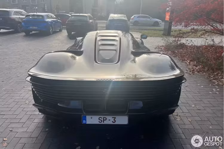 Khác với nhiều phiên bản xe giới hạn trước của Ferrari, Daytona SP3 là 1 siêu xe 2 trong 1, tức nó vừa là bản Coupe và còn là mui trần, nếu khách hàng tháo mui xe ra, đây là kiểu thiết kế chưa từng nhìn thấy trên 1 phiên bản xe giới hạn của Ferrari, giống như kiểu Porsche đã làm với 918 Spyder.