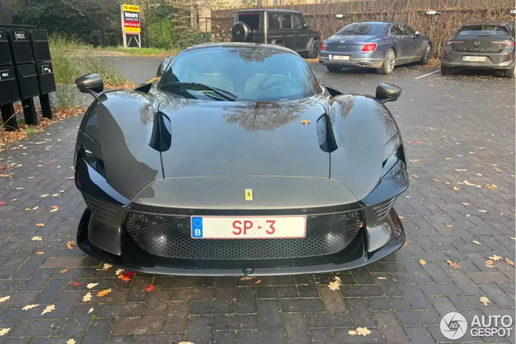 Ferrari luôn có cách bán siêu xe rất thú vị, họ chọn giải pháp độc quyền bằng cách hạn chế số lượng xe sản xuất, dù đó là một mẫu xe thương mại, còn với các phiên bản đặc biệt như Ferrari Daytona SP3 mới, khách không thể mang 1 cục tiền đến showroom mua xe, hay chấp nhận mua cao hơn giá đề xuất của hãng.