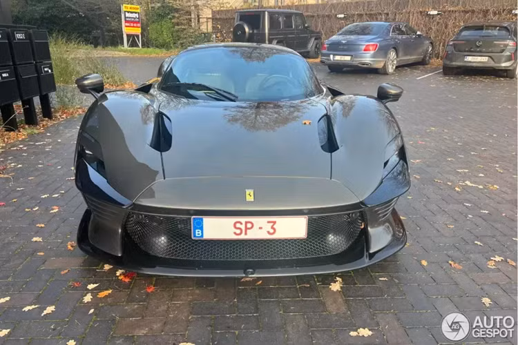 Ferrari luôn có cách bán siêu xe rất thú vị, họ chọn giải pháp độc quyền bằng cách hạn chế số lượng xe sản xuất, dù đó là một mẫu xe thương mại, còn với các phiên bản đặc biệt như Ferrari Daytona SP3 mới, khách không thể mang 1 cục tiền đến showroom mua xe, hay chấp nhận mua cao hơn giá đề xuất của hãng.