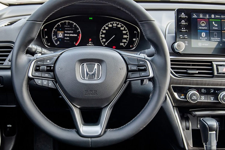 Hàng ghế trước của xe chỉnh điện, bảng đồng hồ kỹ thuật số, màn hình cảm ứng trung tâm 8 inch, hỗ trợ kết nối Apple Carplay/Android Auto, cửa sổ trời hệ thống âm thanh 8 loa và điều hòa tự động 2 vùng.