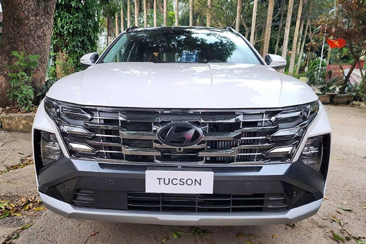 Chiếc Hyundai Tucson 2025 bản rẻ nhất mới đây đã được một nhân viên tư vấn bán hàng tại đại lý quay video và đăng lên mạng xã hội. Sở dĩ có thể nhận ra chiếc xe này thuộc bản thấp vì thiết kế vành la-zăng.